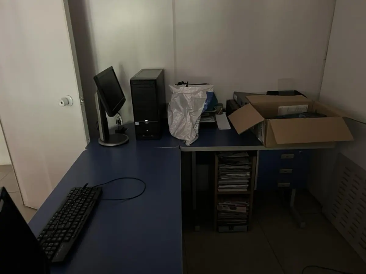 LOTE 010 - mesa em L cor azul com gaveteiro e cadeira preta