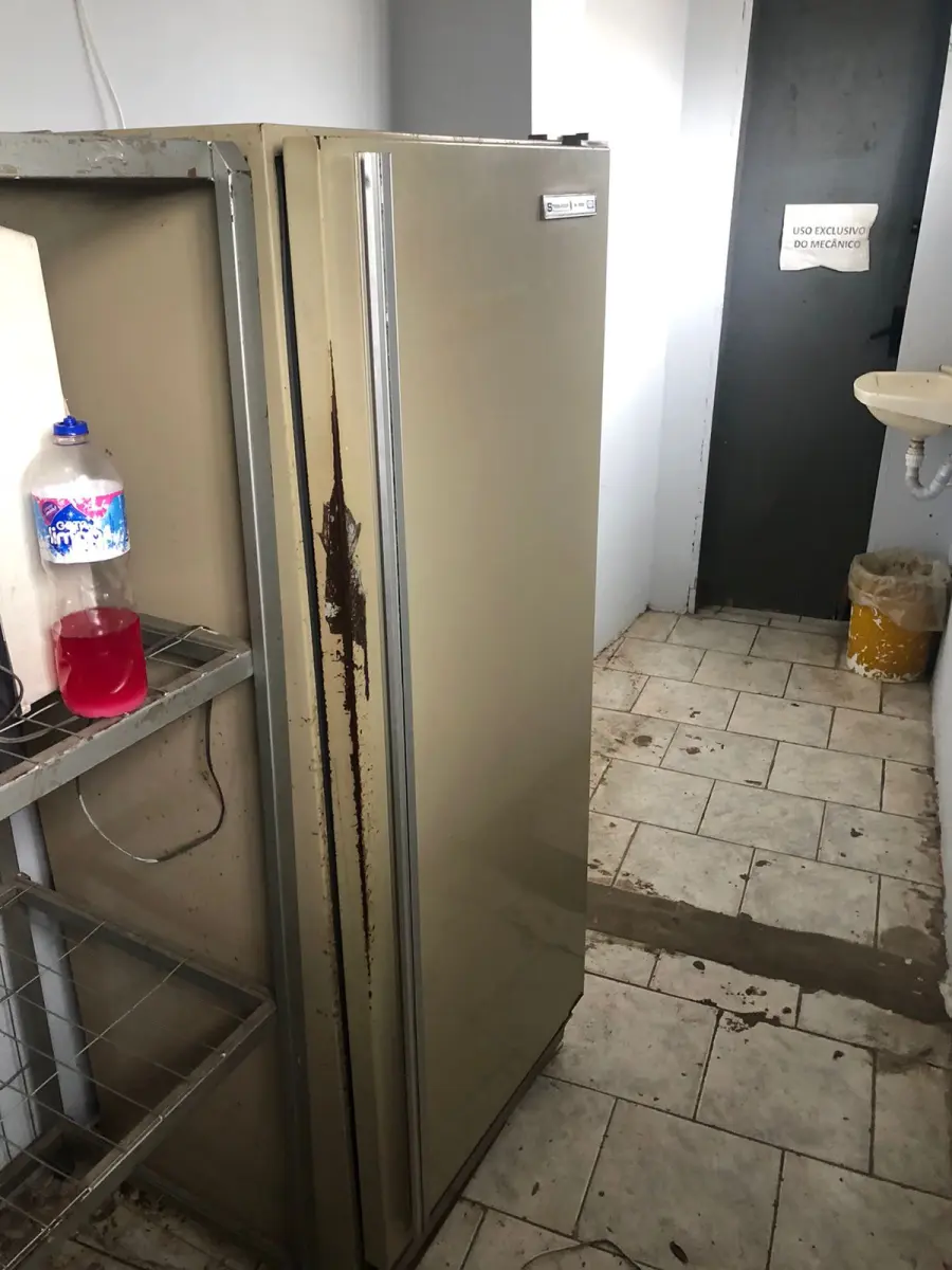 LOTE 062 - uma geladeira em mau estado