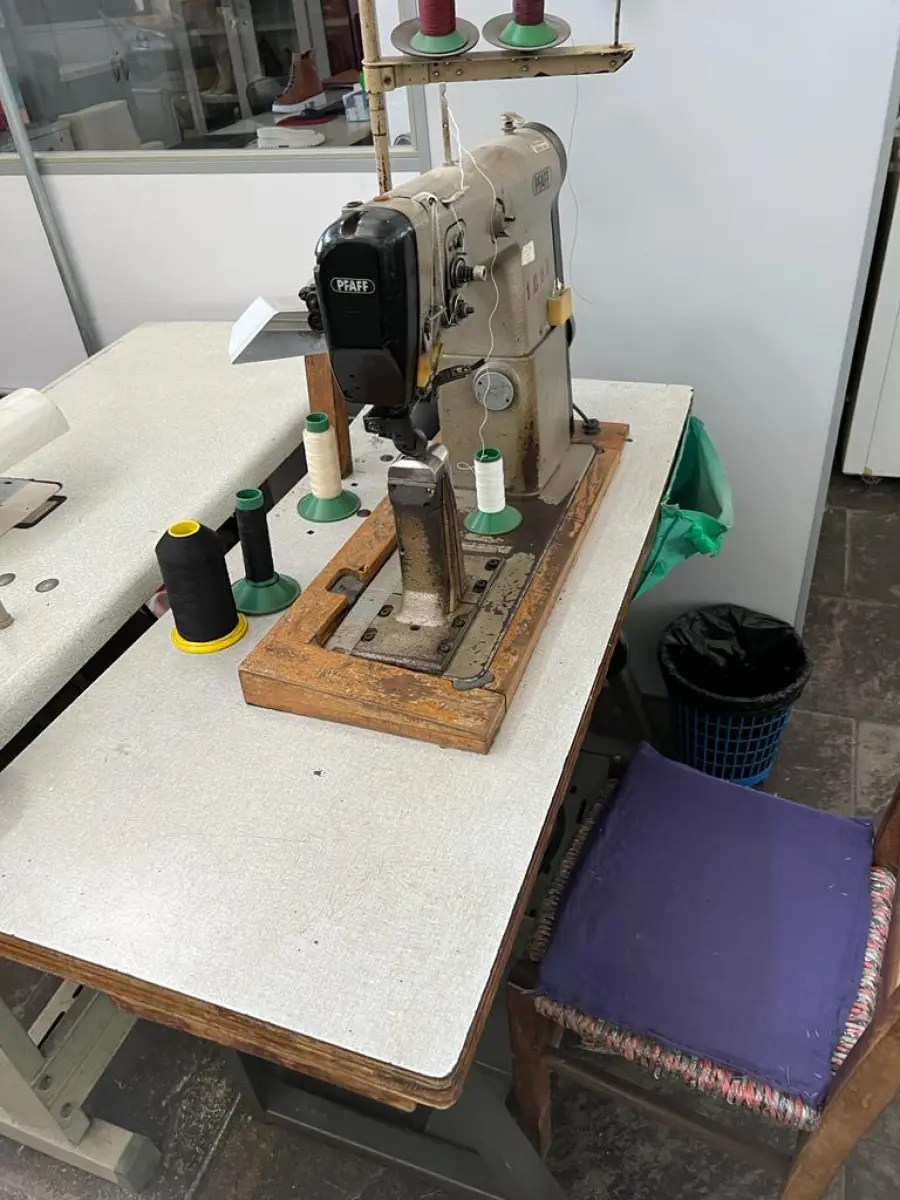 LOTE 103 - maquina de costura de coluna 1 agulha Pfaff 491