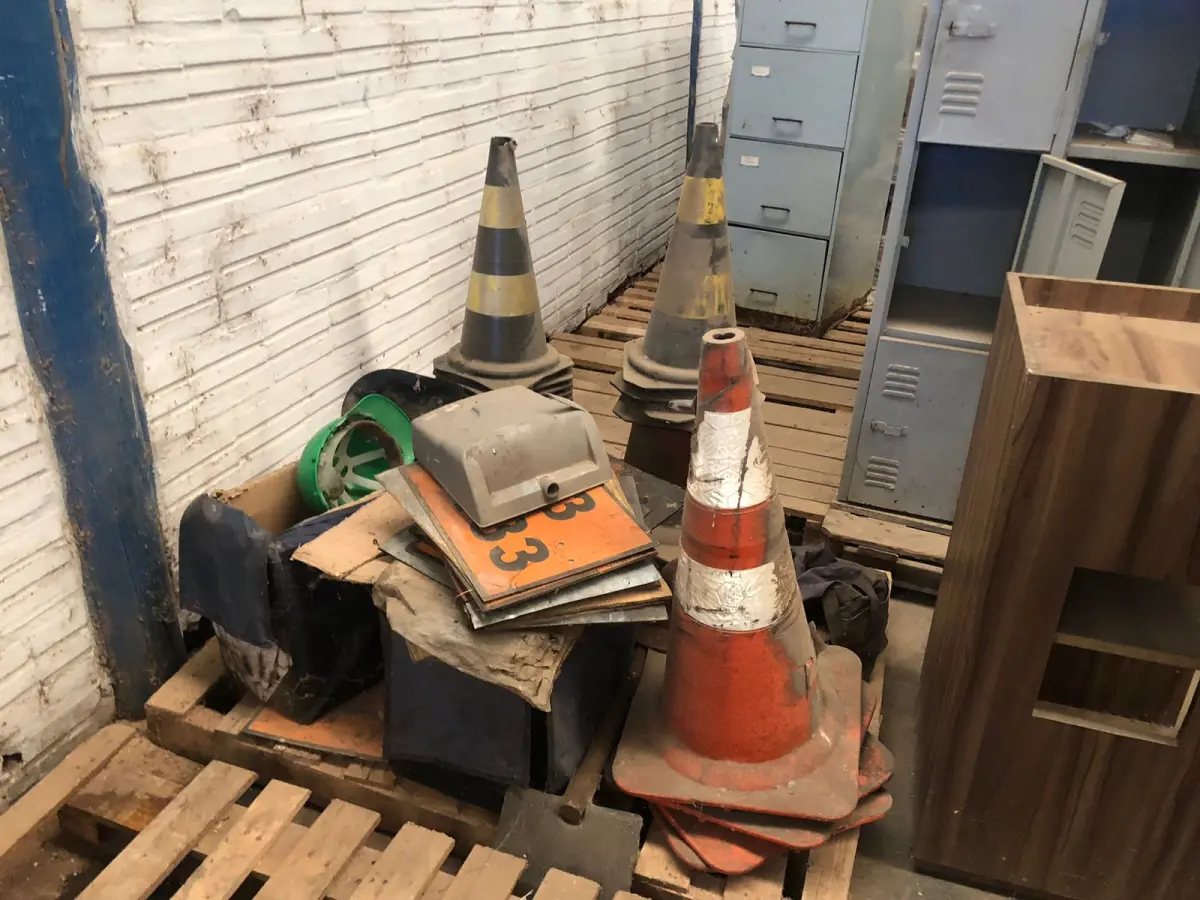 LOTE 017 - LOTE DE CONES E PLACAS SINALIZADORAS