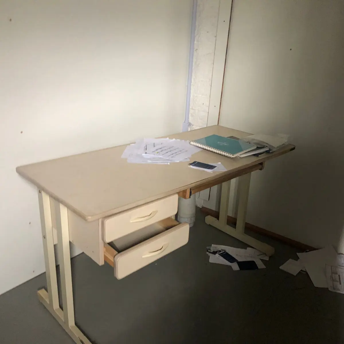 LOTE 087 - mesa de escritorio 