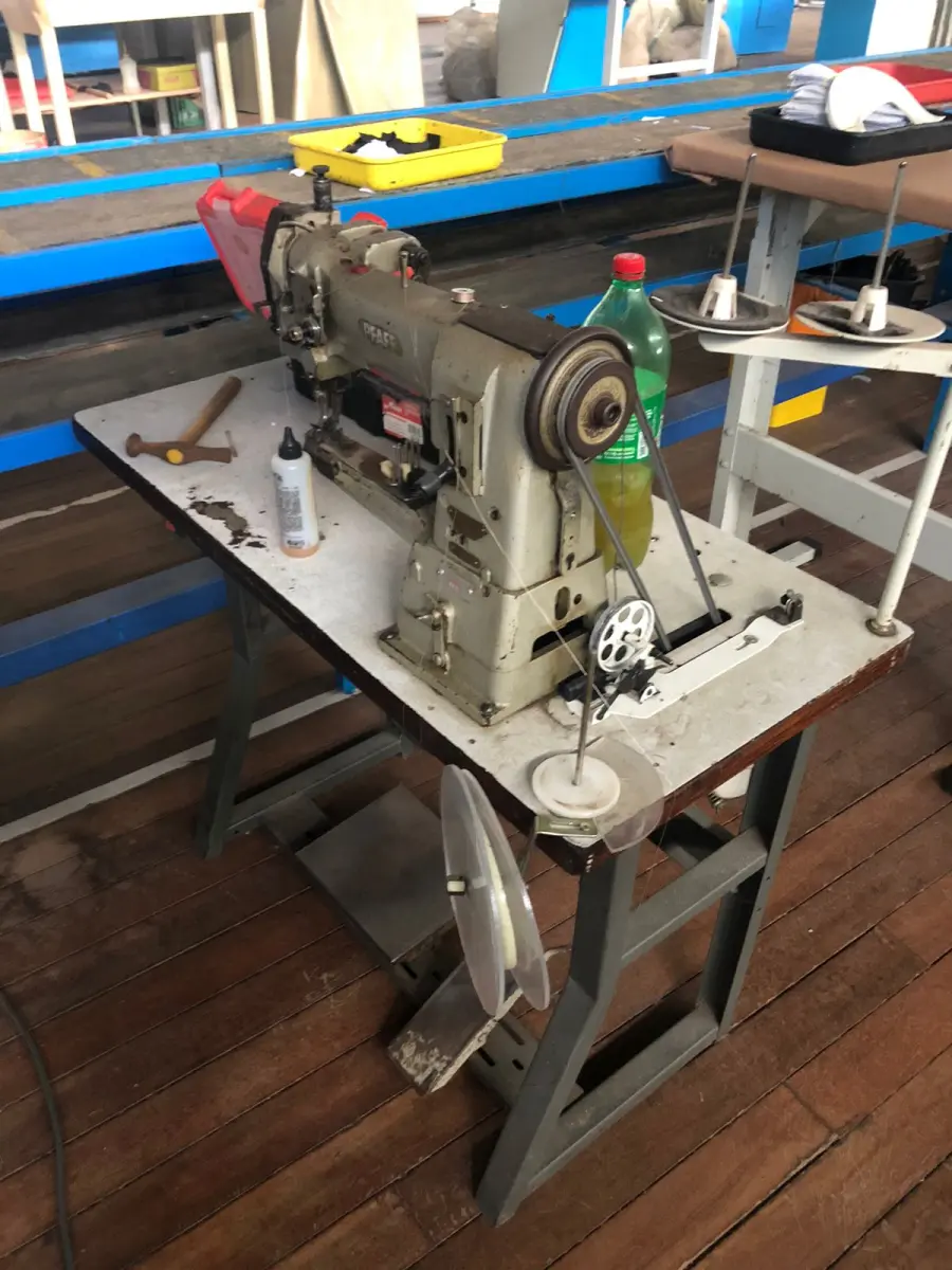 LOTE 180 - Máquina de costura