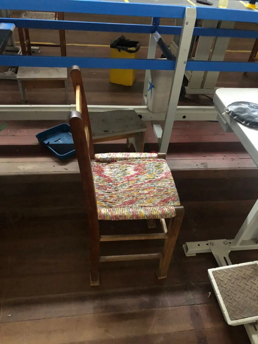 LOTE 143 - Lote de cadeiras de madeira todas da fábrica