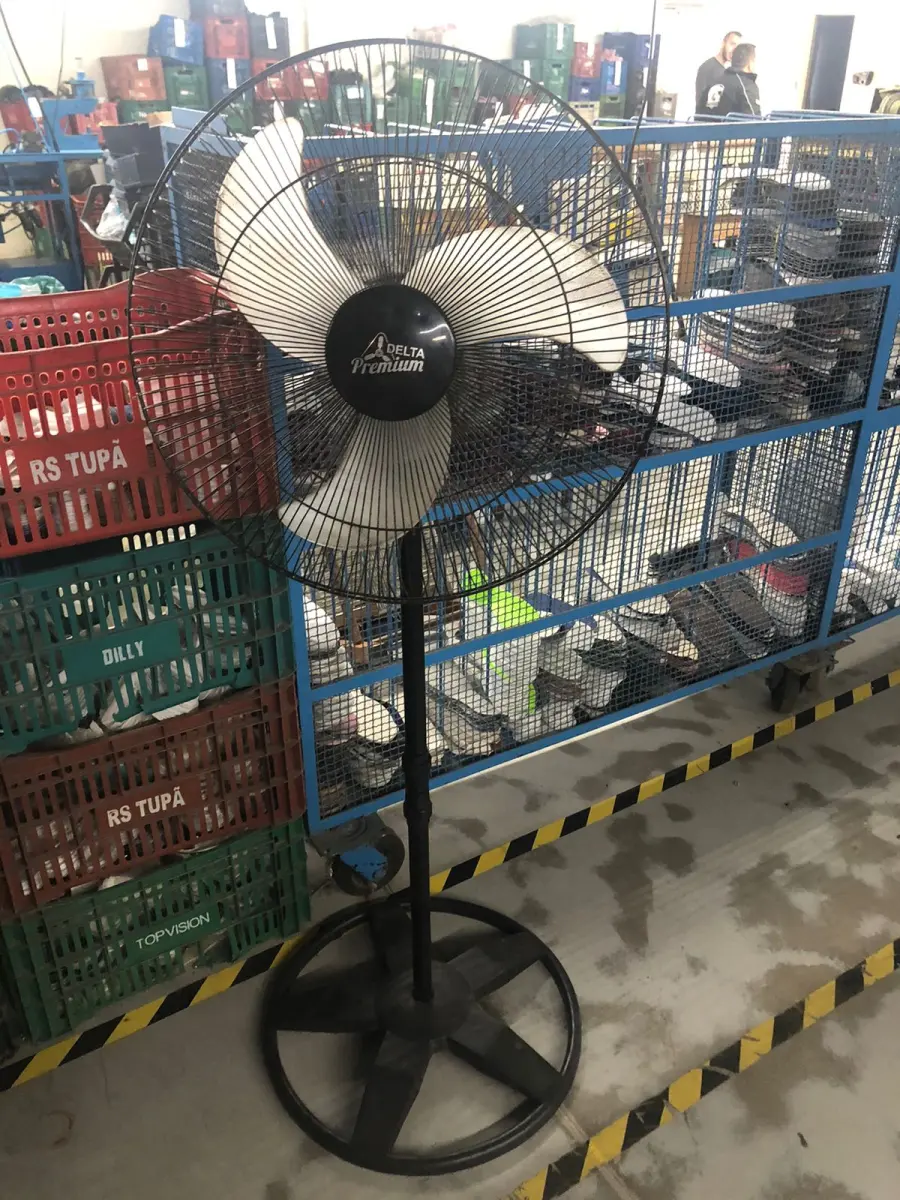 LOTE 050 - um ventilador de pedestal