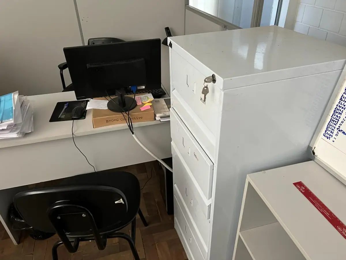 LOTE 132 - lote de 16 mesas de escritorio