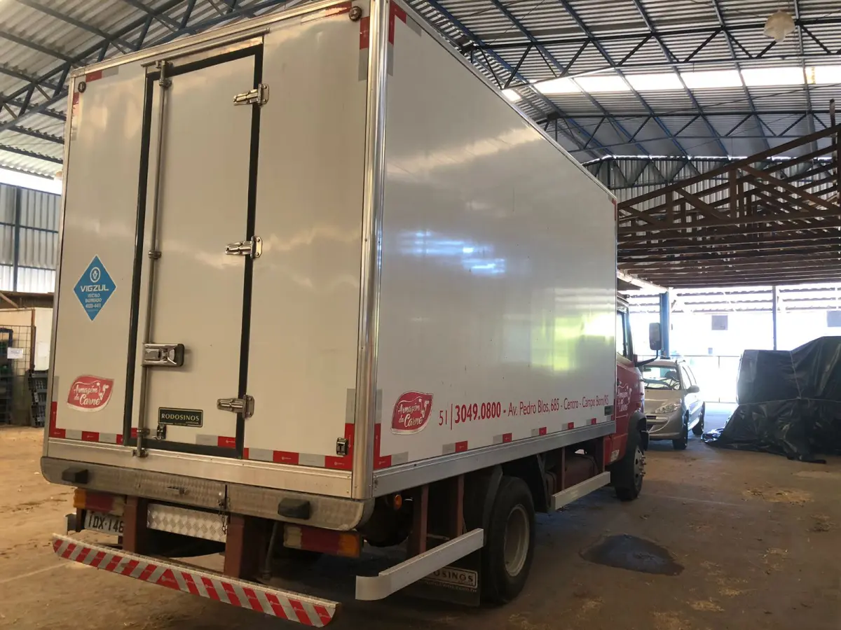 LOTE 031 - "CAMINHÃO MERCEDES BENZ 709, ANO 1991/1992, VERMELHO, PLACAS IDX 1469, C/BAÚ FRIGORIFICO (58.500,00 caminhão + 18.500,00 baú)"