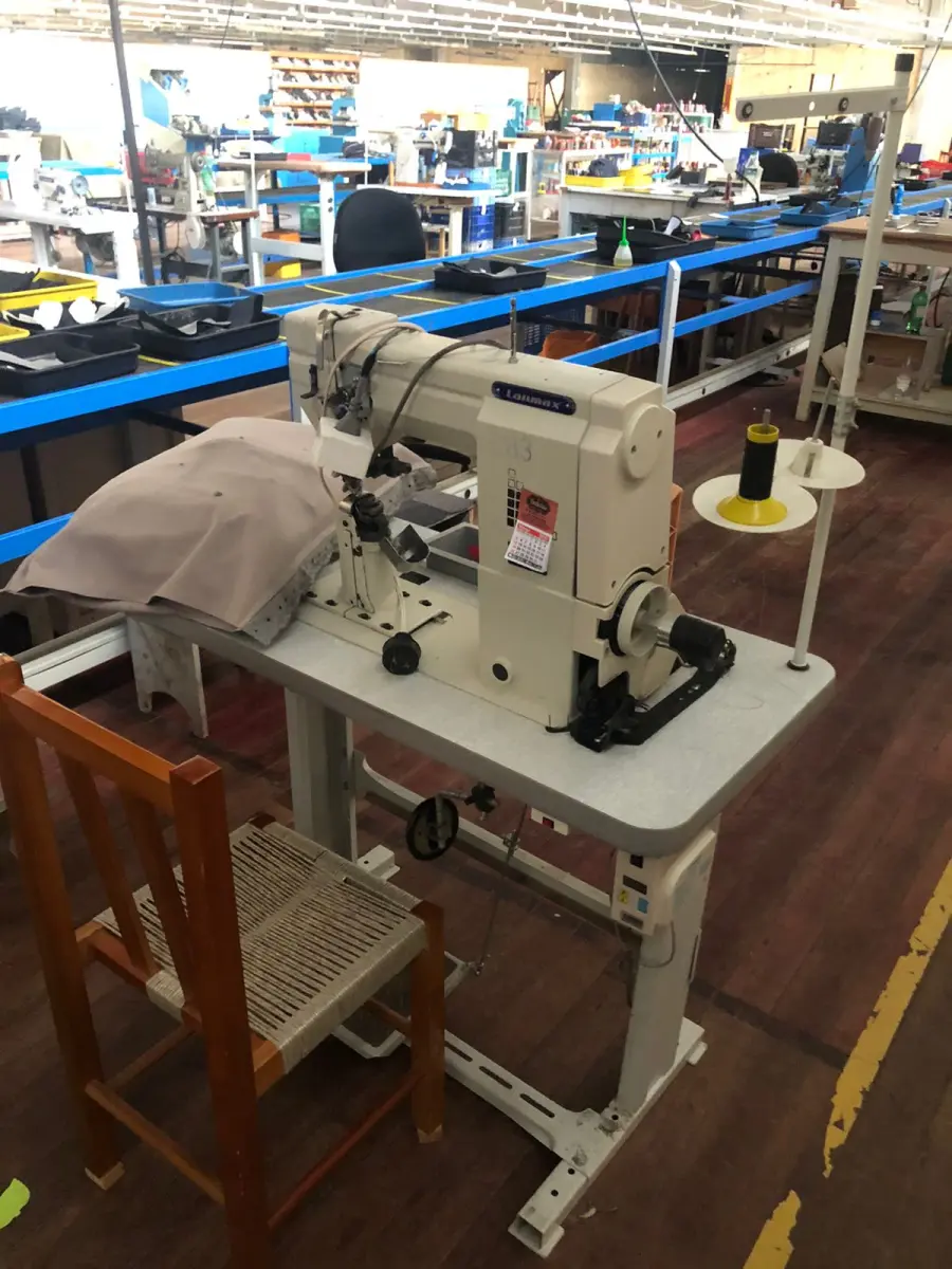 LOTE 140 - Máquina de costura