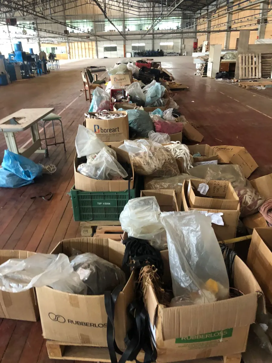 LOTE 246 - Lote com rolos de tecido, sintético, componentes