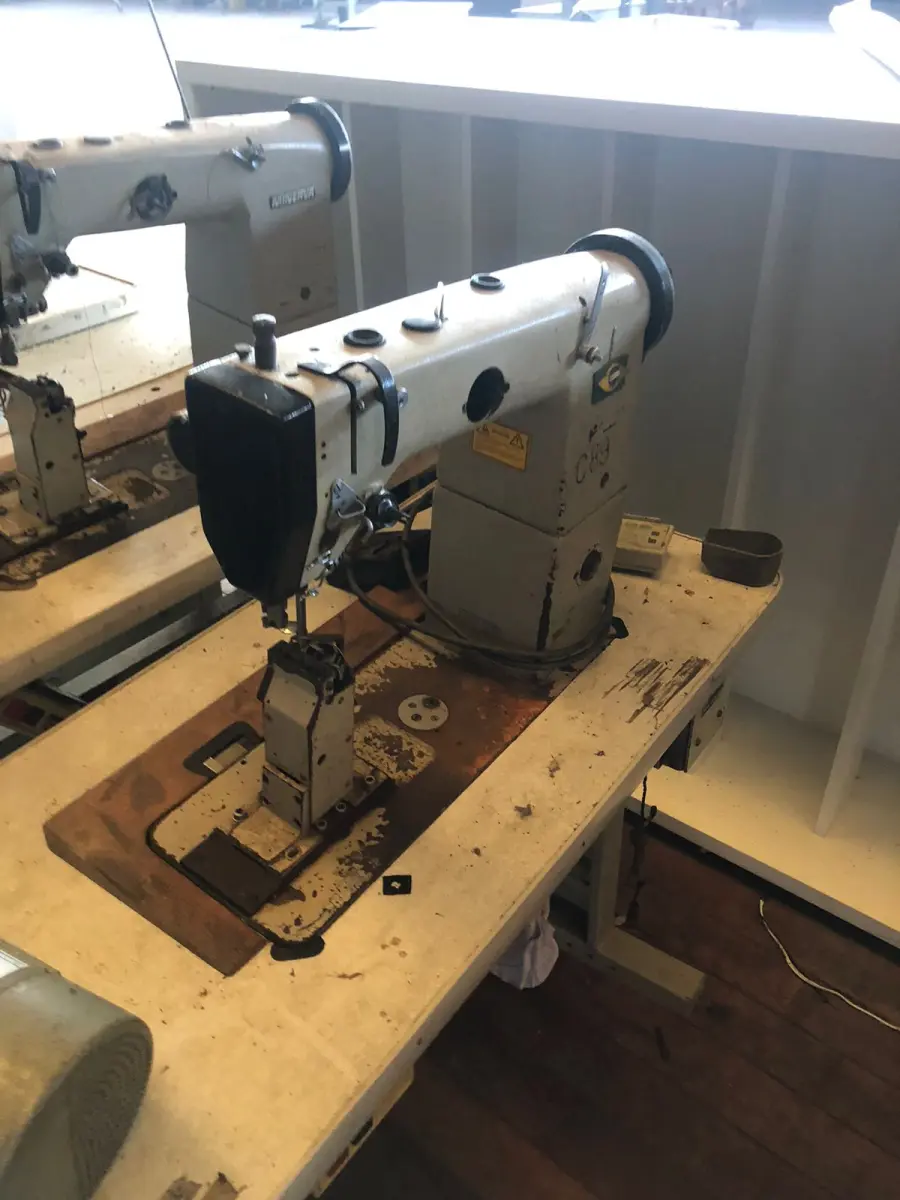 LOTE 223 - Máquina de costura