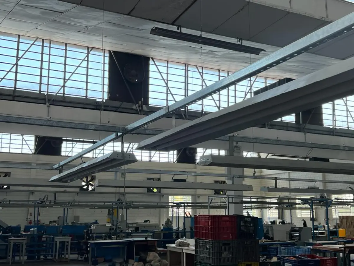 LOTE 129 - lote de calhas e luminarias HO aprox. 76 luminarias