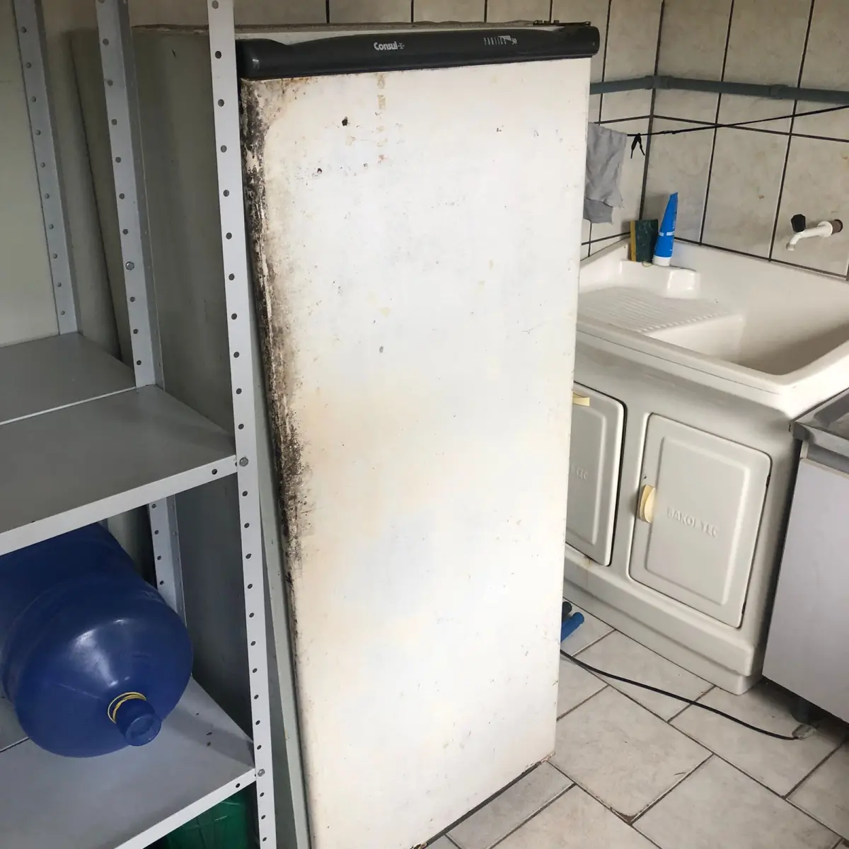 LOTE 081 - uma geladeira consul em mau estado