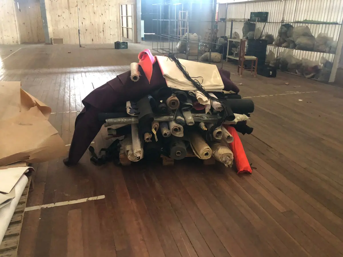 LOTE 246 - Lote com rolos de tecido, sintético, componentes