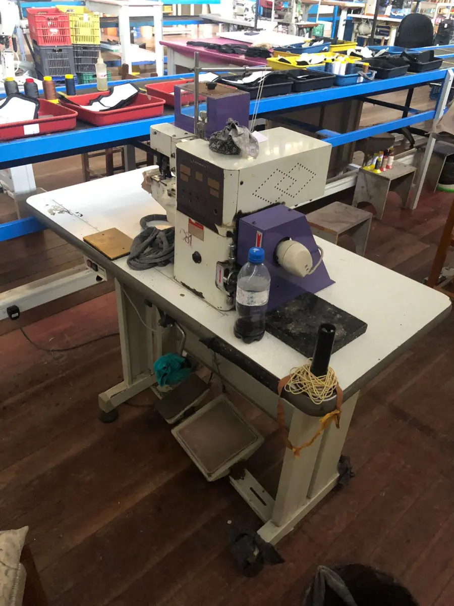 LOTE 141 - Máquina de vira e cola