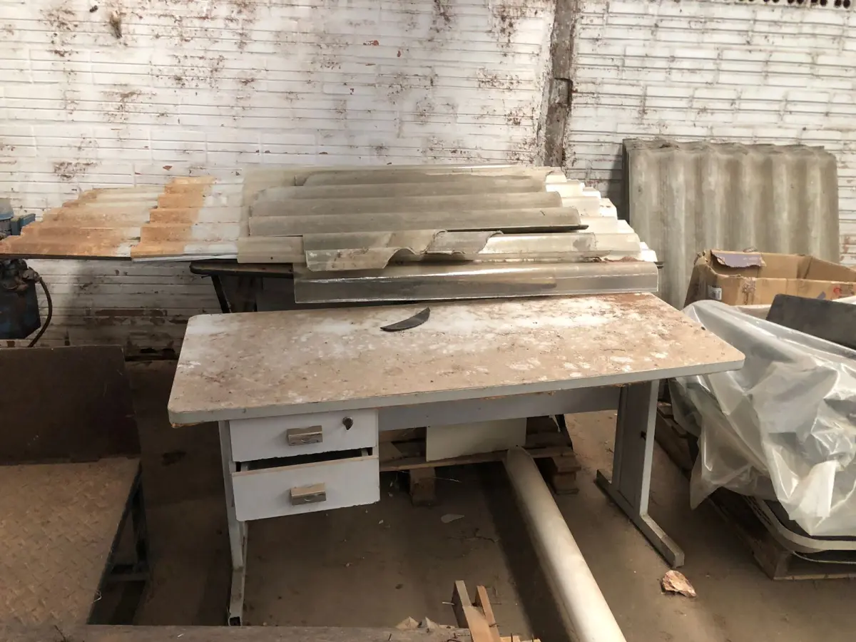 LOTE 007 - MESA C/ 2 GAVETAS, CINZA, EM MAU ESTADO