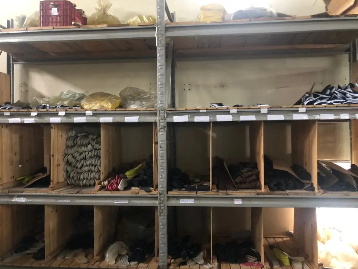 LOTE 056 - lote de prateleiras só nessa parte com o estoque de couros restantes, sintéticos, linhas etc.