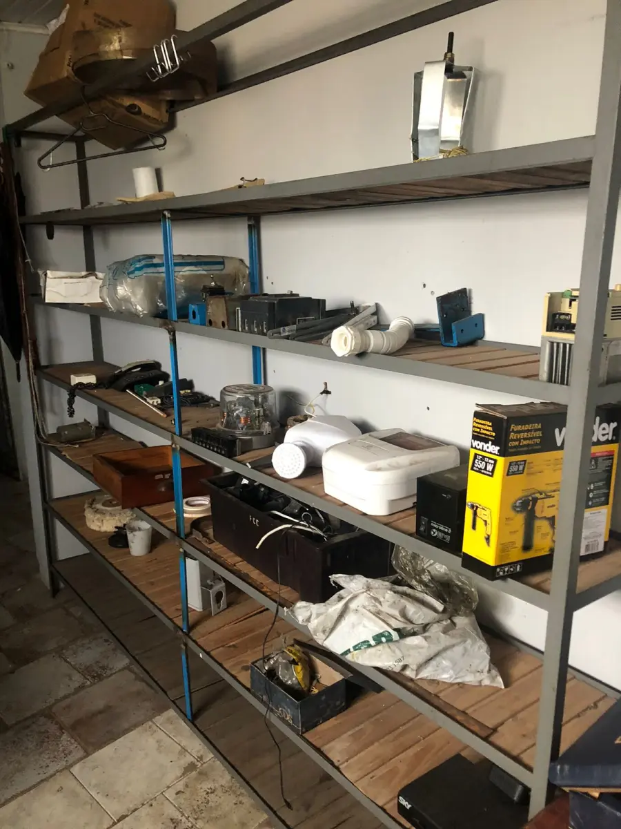 LOTE 063 - prateleiras simples com poucas peças