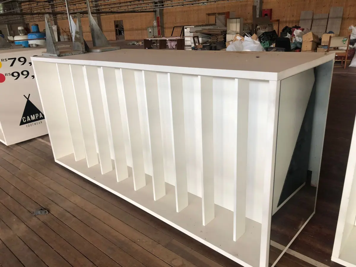 LOTE 215 - Lote de prateleiras brancas