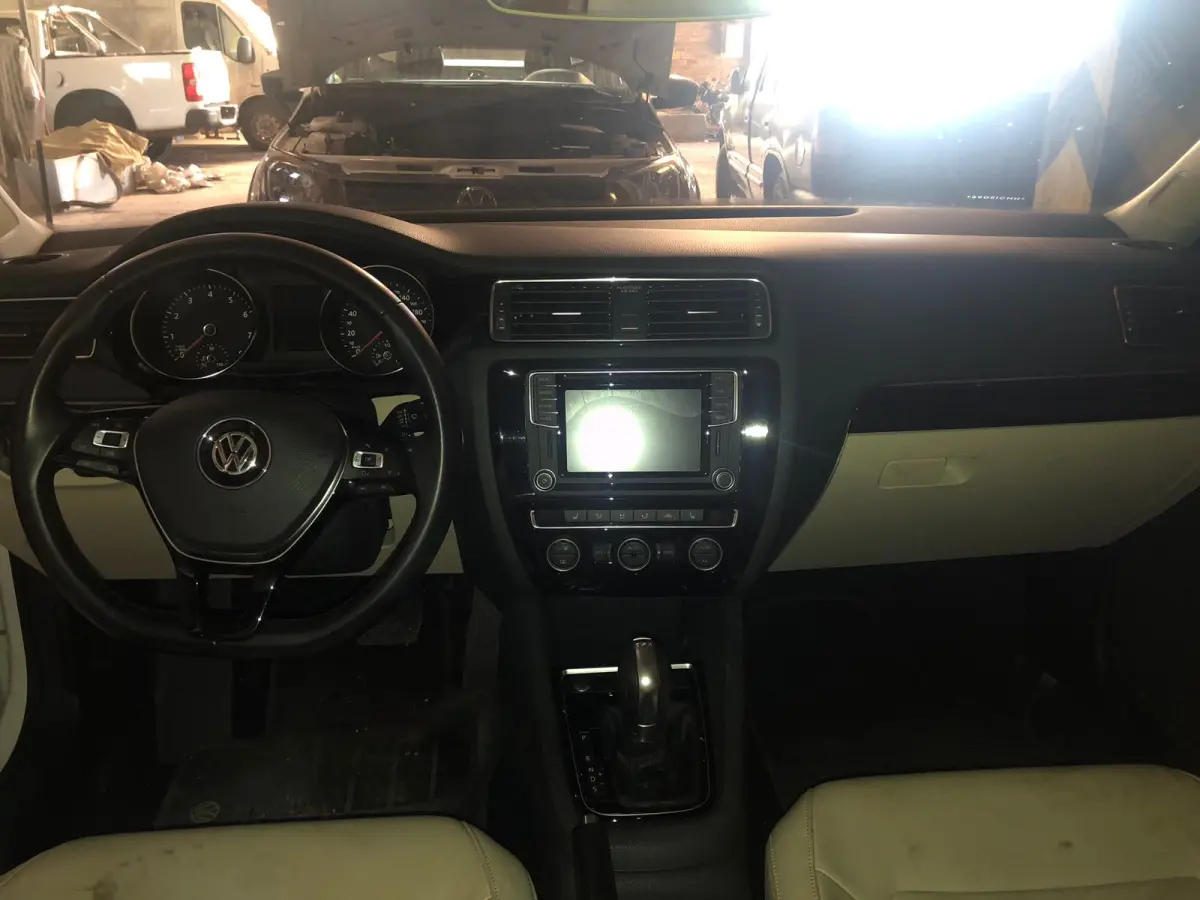 LOTE 001 - Veículo VW Volkswagen Jetta Highline 2.0 TSI 16v 4p Tiptronic, fabricação/modelo 2017/2017 (sem chave)