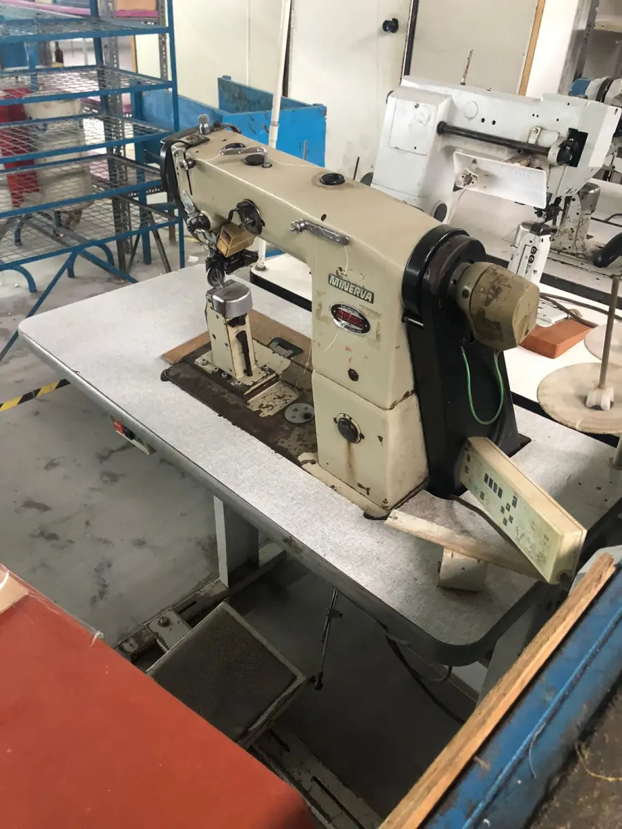 LOTE 038 - uma maquina de costura de coluna Minerva