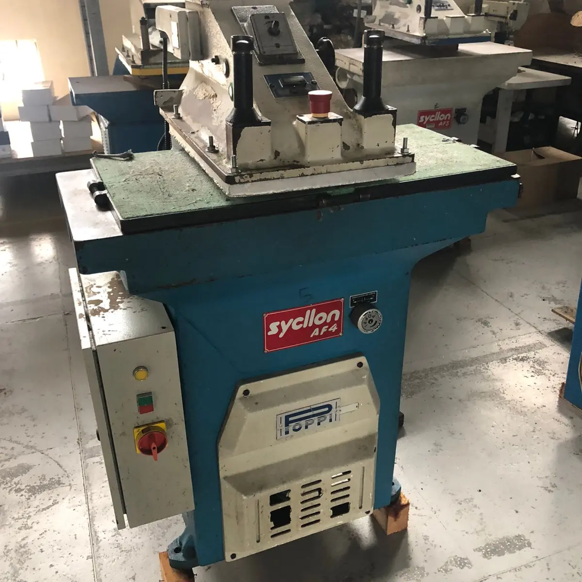 LOTE 099 - balancim de corte de couro hidraulico