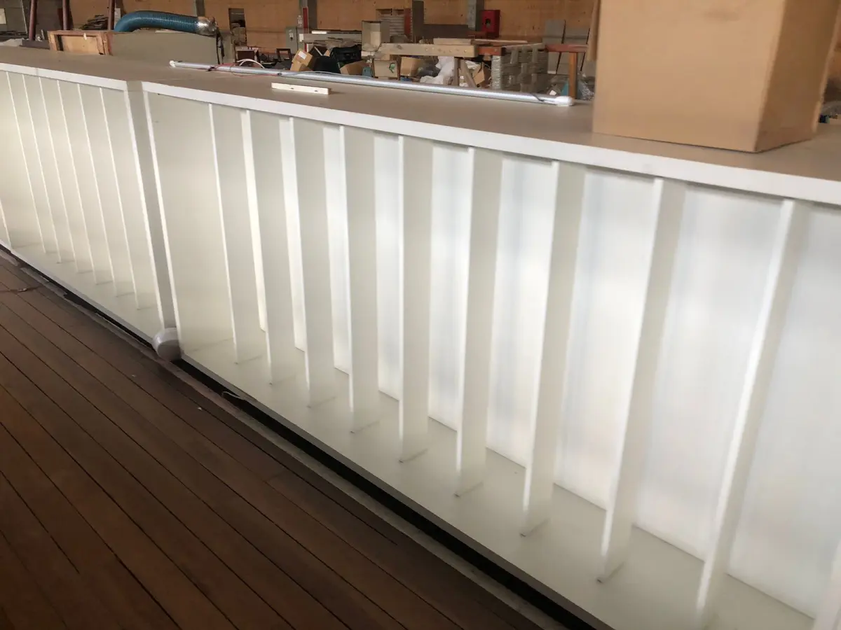 LOTE 215 - Lote de prateleiras brancas