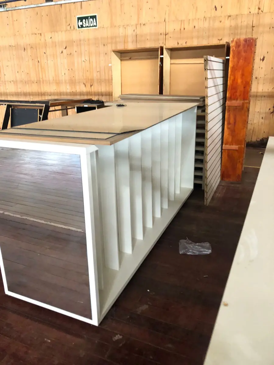 LOTE 215 - Lote de prateleiras brancas