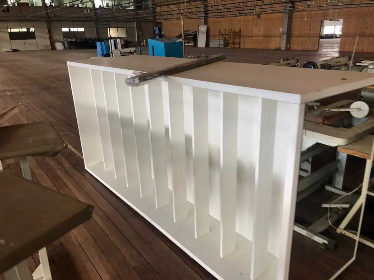 LOTE 215 - Lote de prateleiras brancas