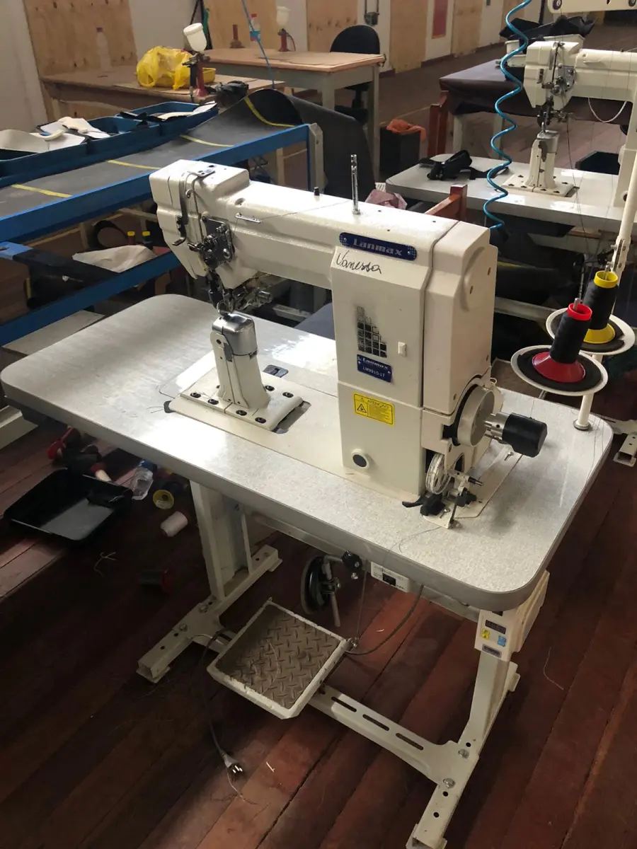 LOTE 159 - Máquina de costura