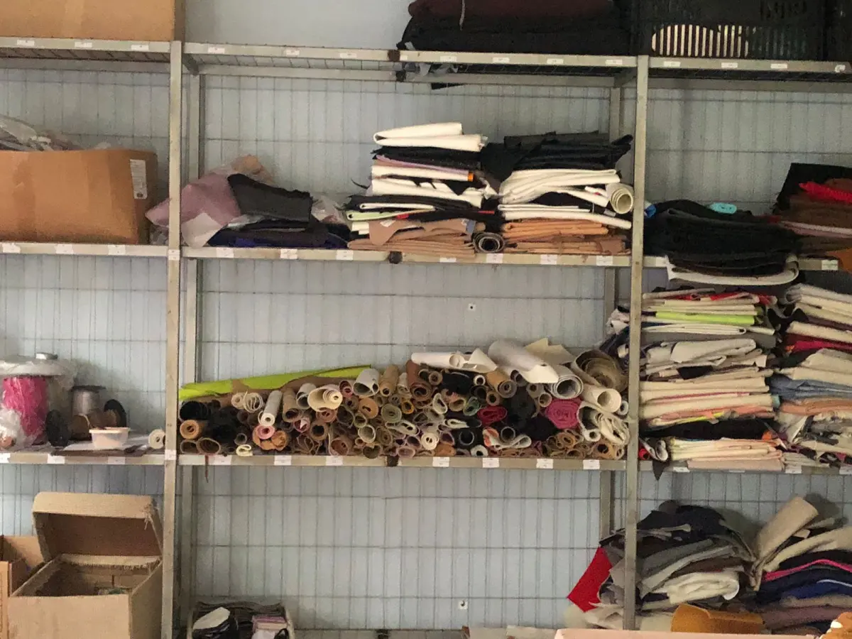 LOTE 072 - lote de mesas de escritorio e prateleiras simples, com cadeira