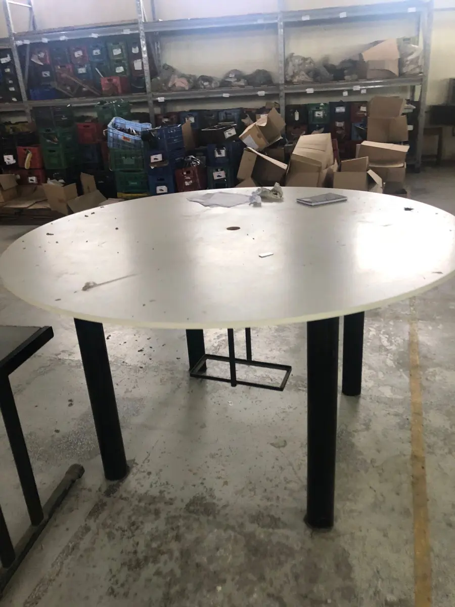 LOTE 025 - mesa grande redonda e uma mesa de escritorio