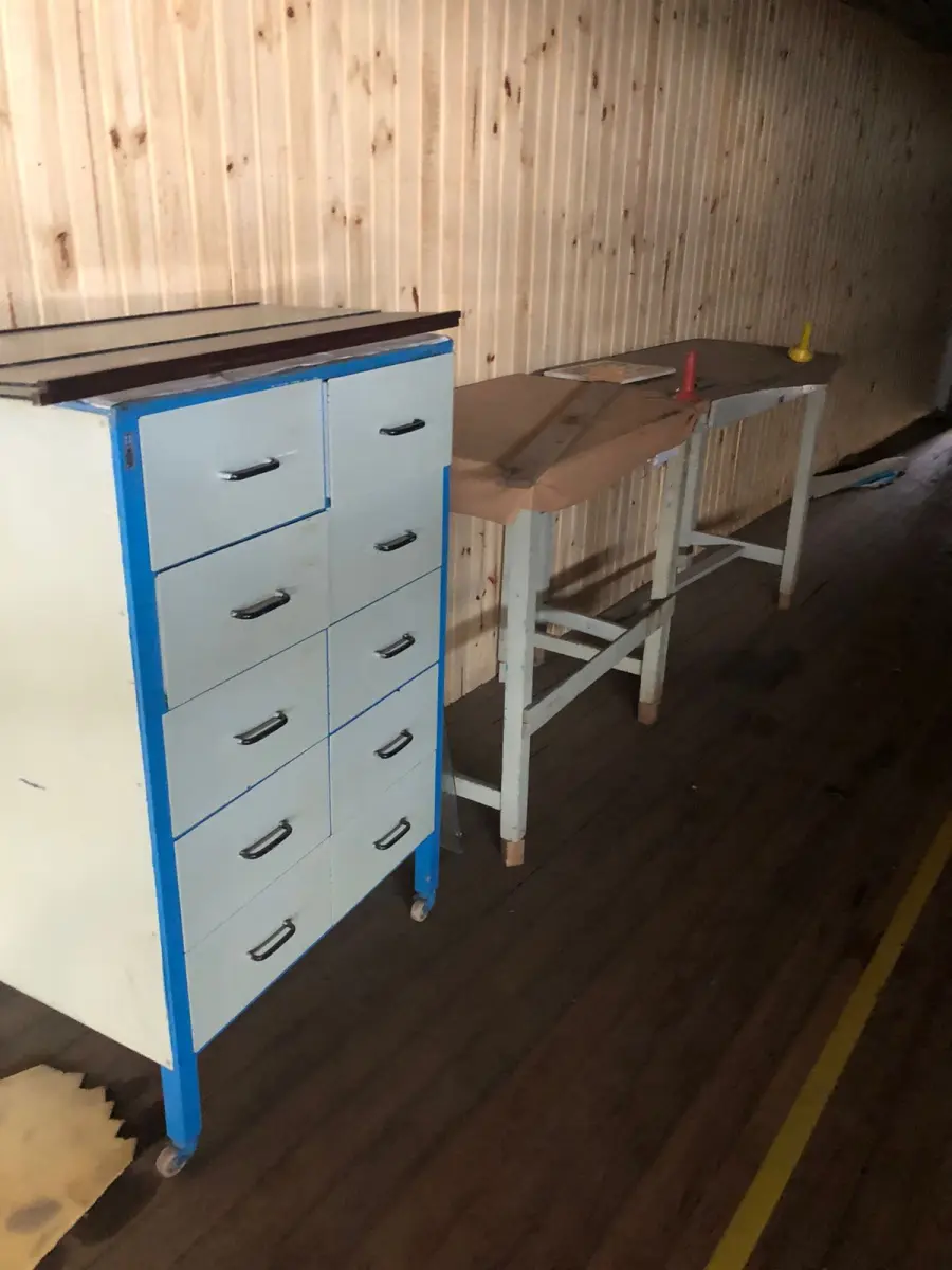 LOTE 243 - Lote de mesas, balcão   