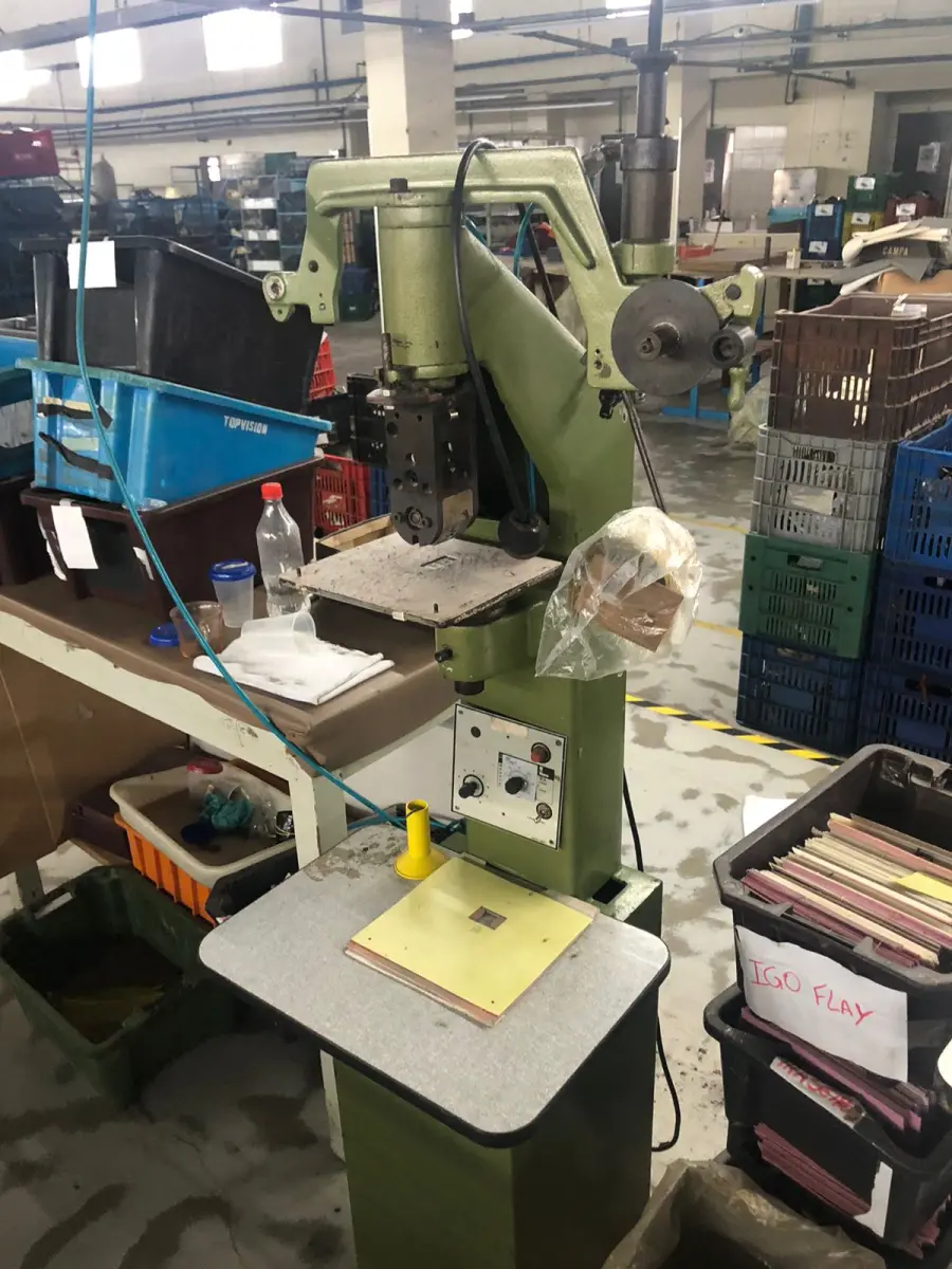 LOTE 049 - uma maquina de carimbar cor verde