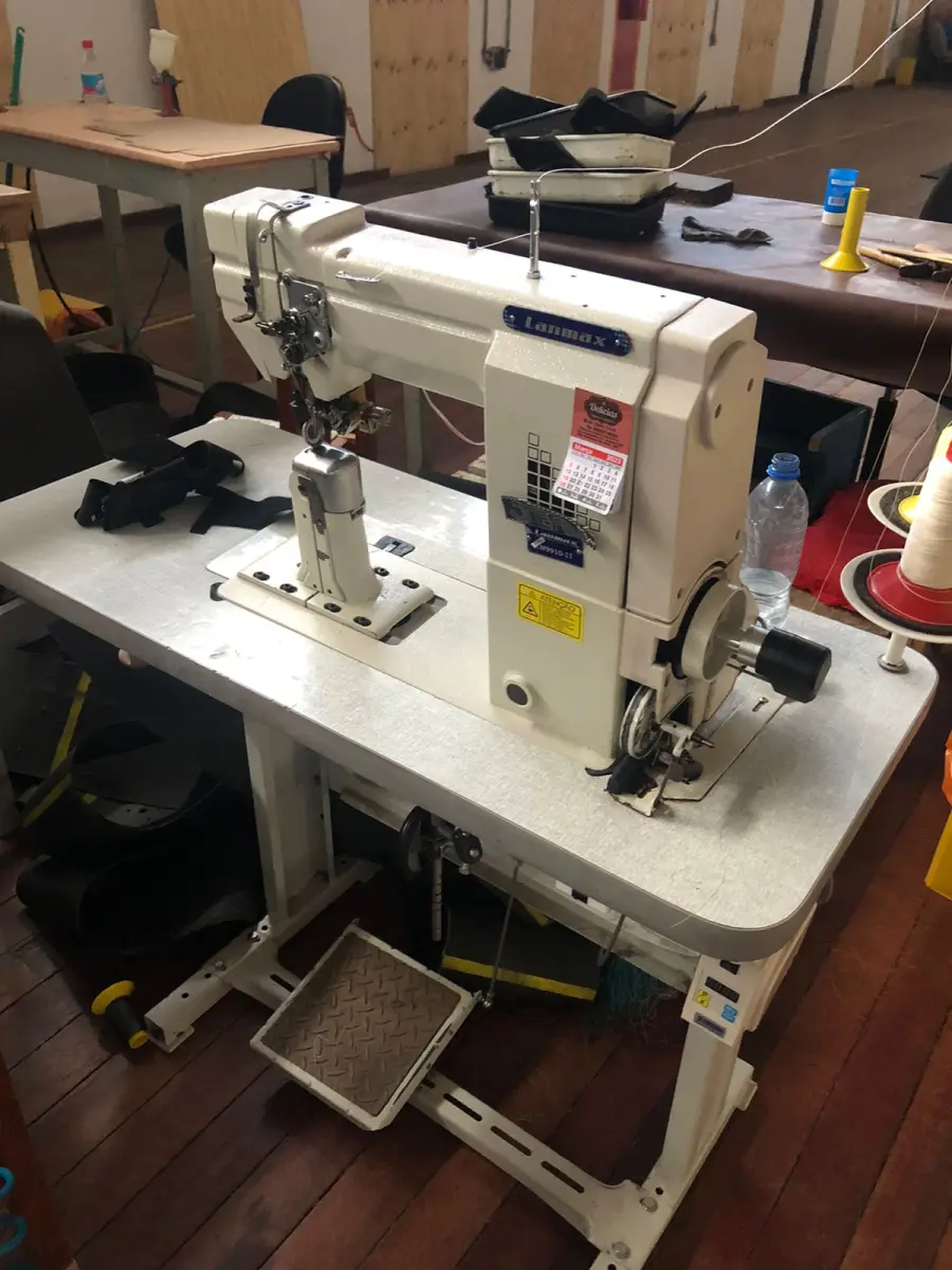 LOTE 158 - Máquina de costura