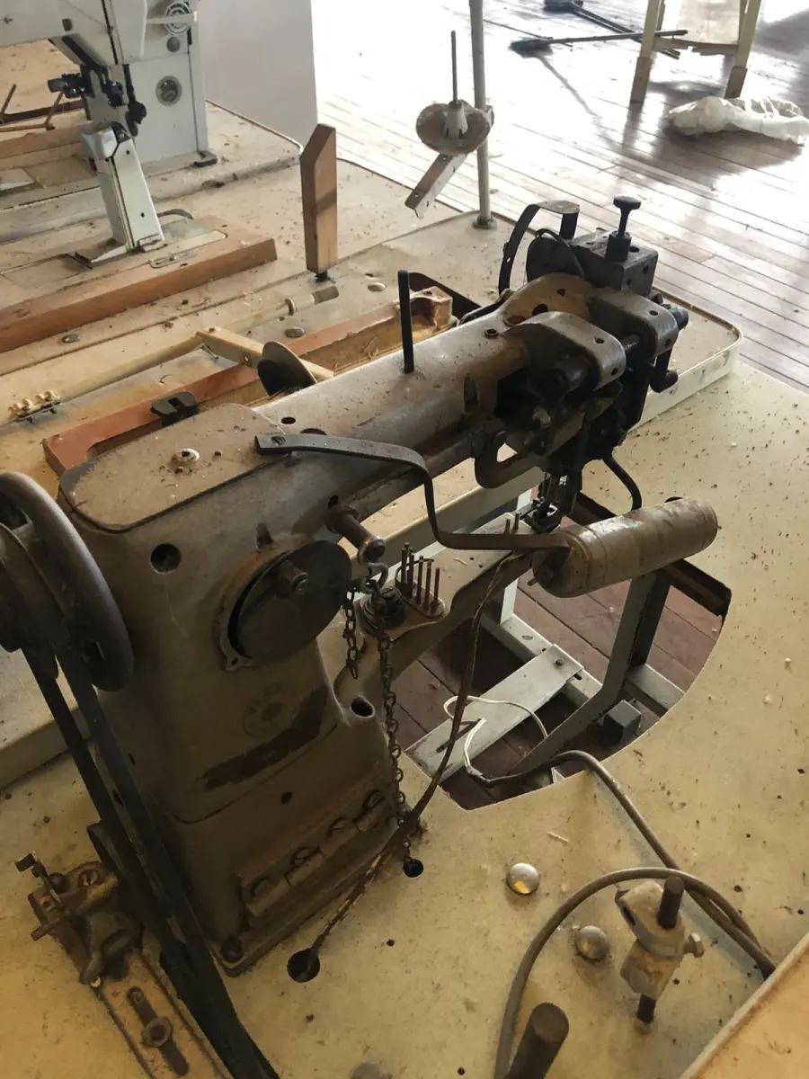 LOTE 228 - Máquina de costura mal estado