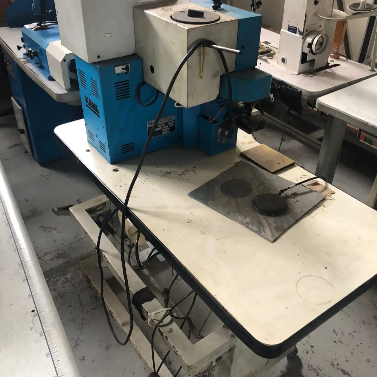 LOTE 123 - maquina de virar beira com cola