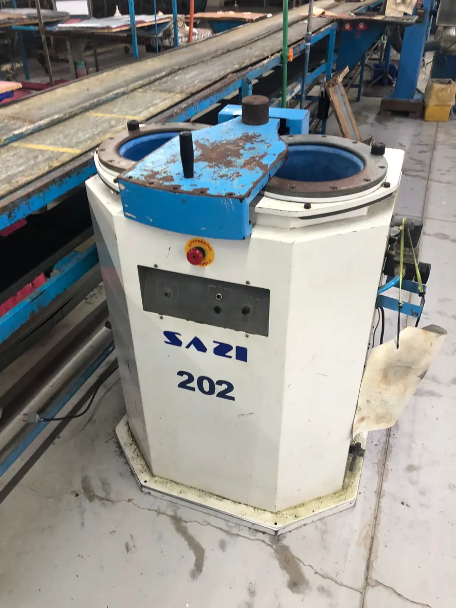 LOTE 019 - uma prensa sorveteira Sazi 202 2 postos