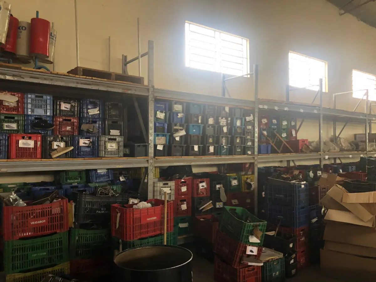 LOTE 024 - lote de caixas plasticas  com navalhas 