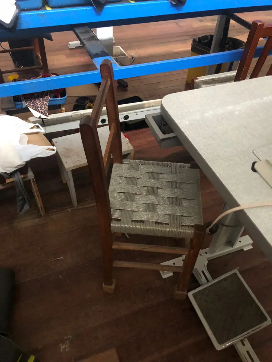 LOTE 143 - Lote de cadeiras de madeira todas da fábrica