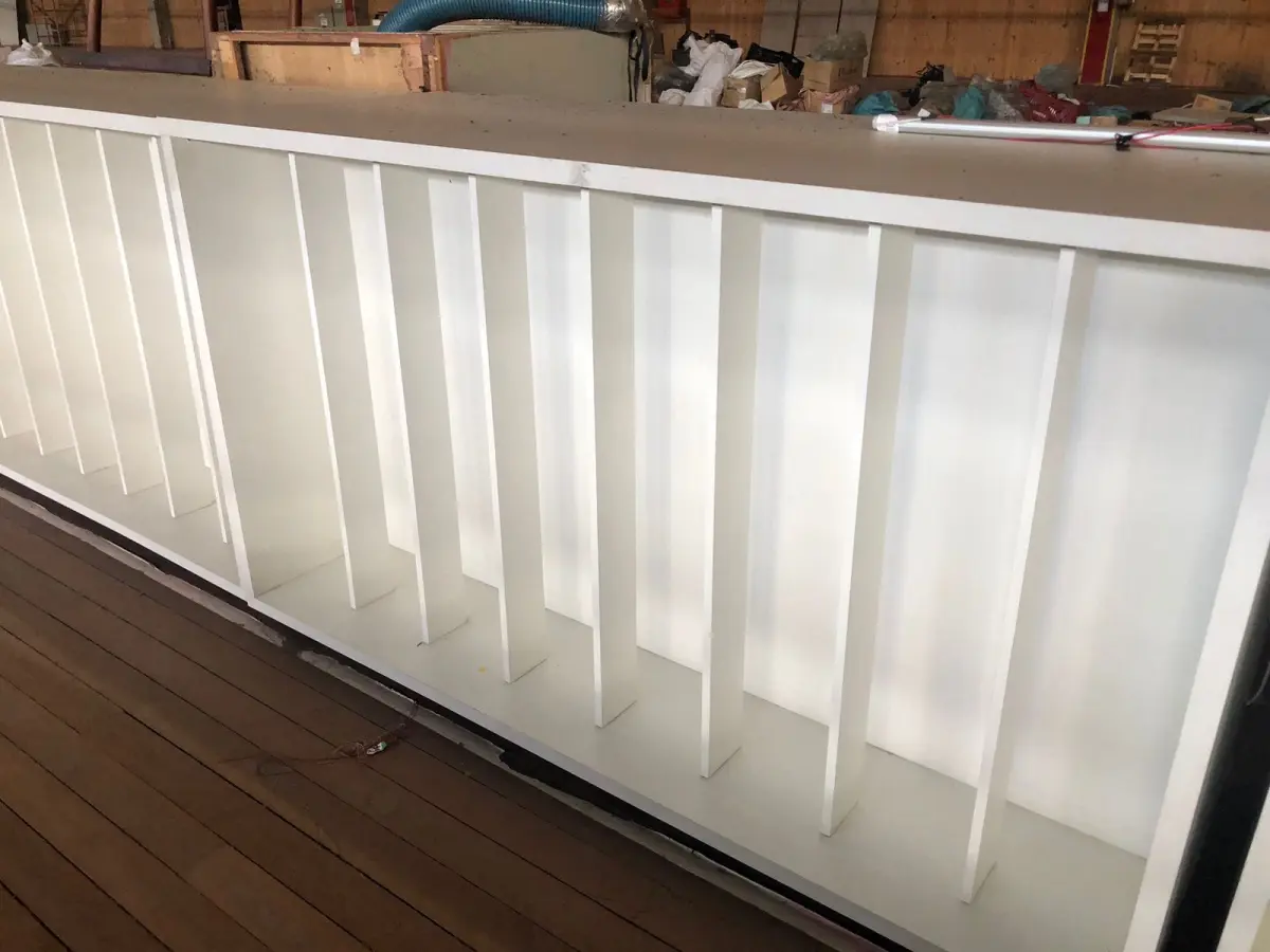 LOTE 215 - Lote de prateleiras brancas