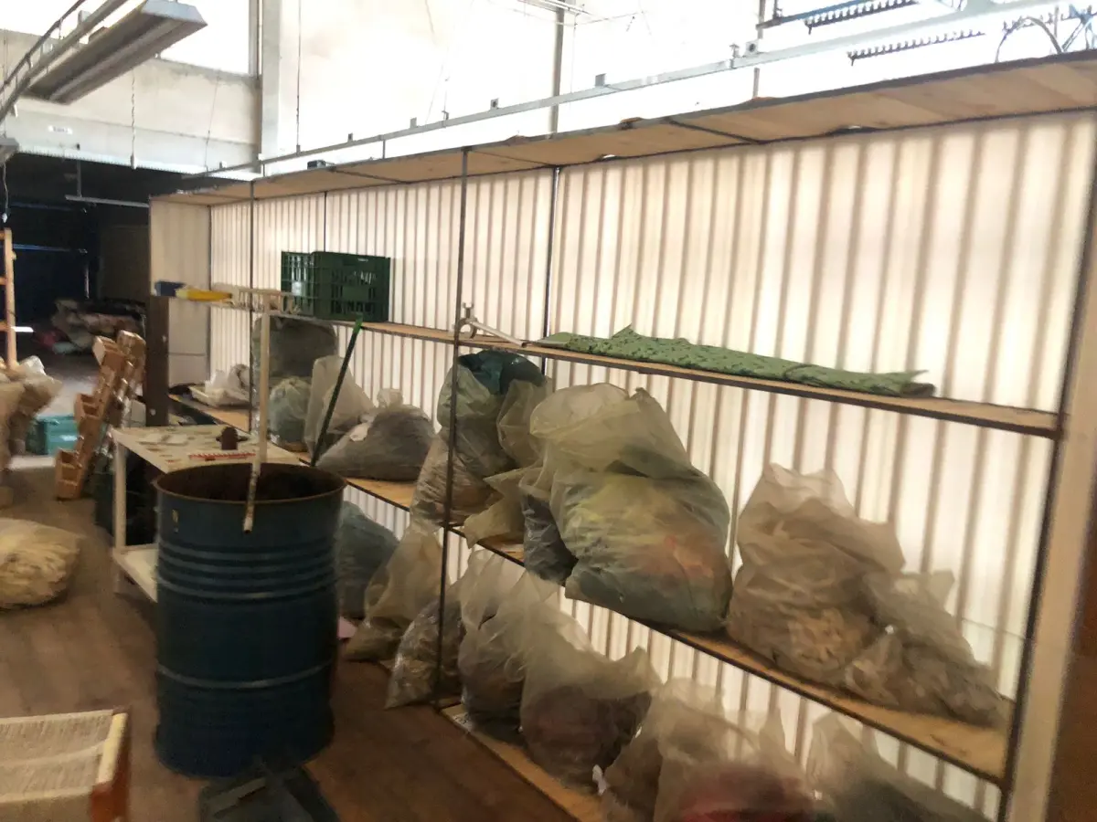 LOTE 244 - Lote de prateleira de metal