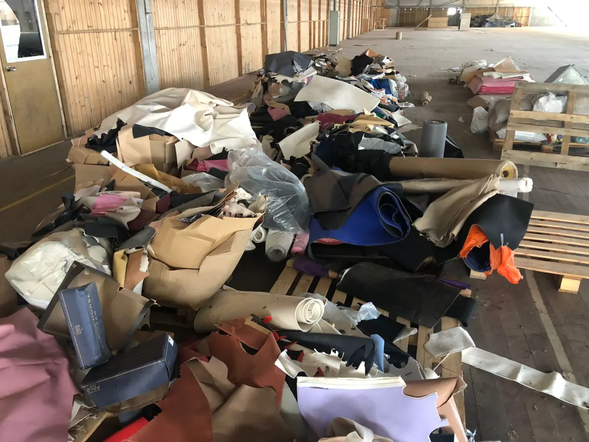 LOTE 246 - Lote com rolos de tecido, sintético, componentes