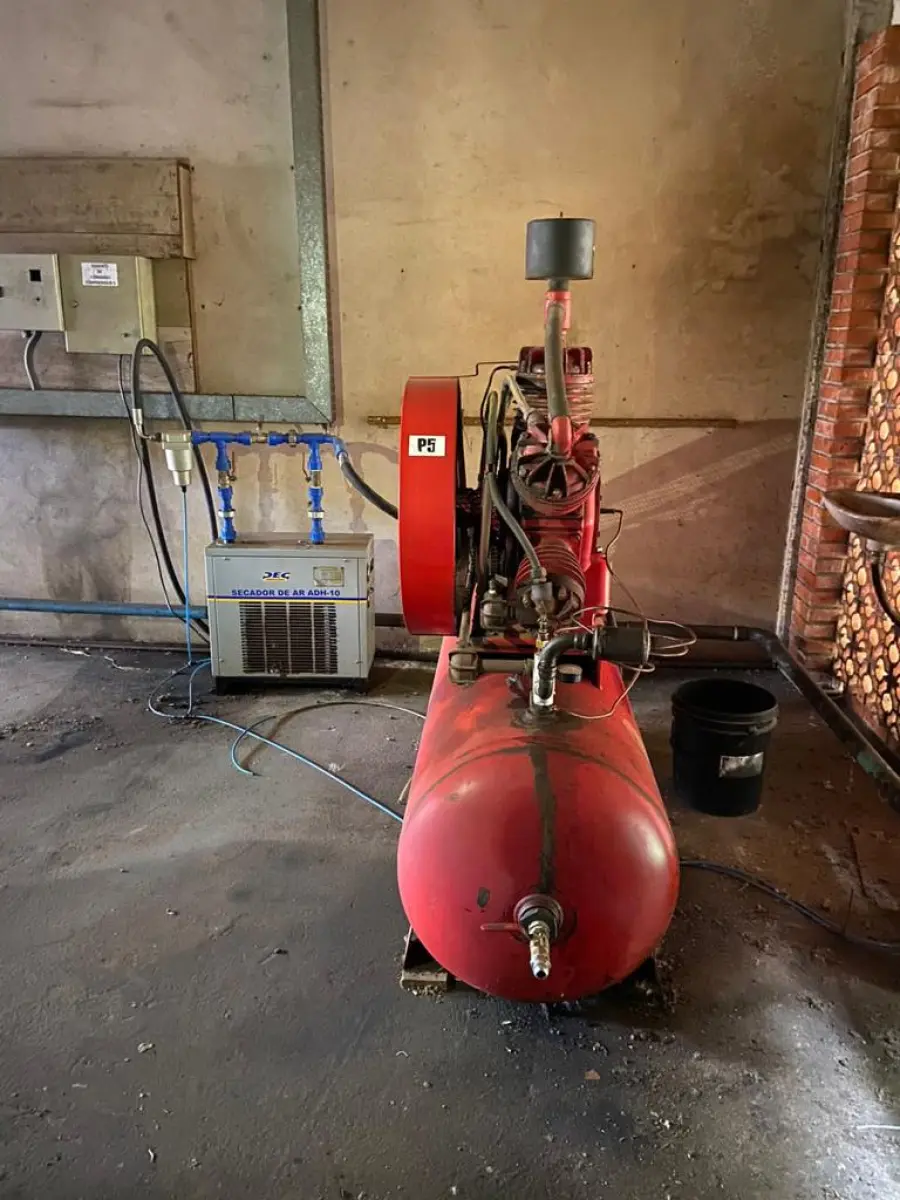 LOTE 252 - Compressor com secador de ar