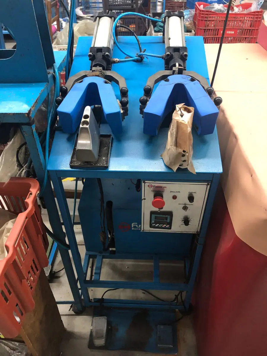 LOTE 052 - uma prensa para contraforte dupla