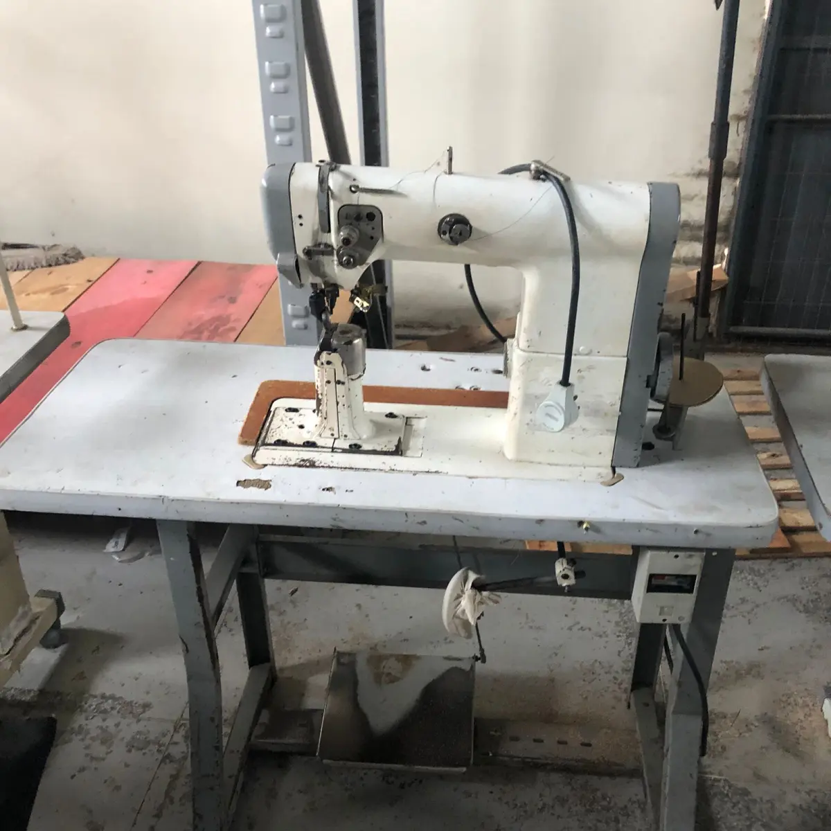 LOTE 109 - maquina de costura de coluna