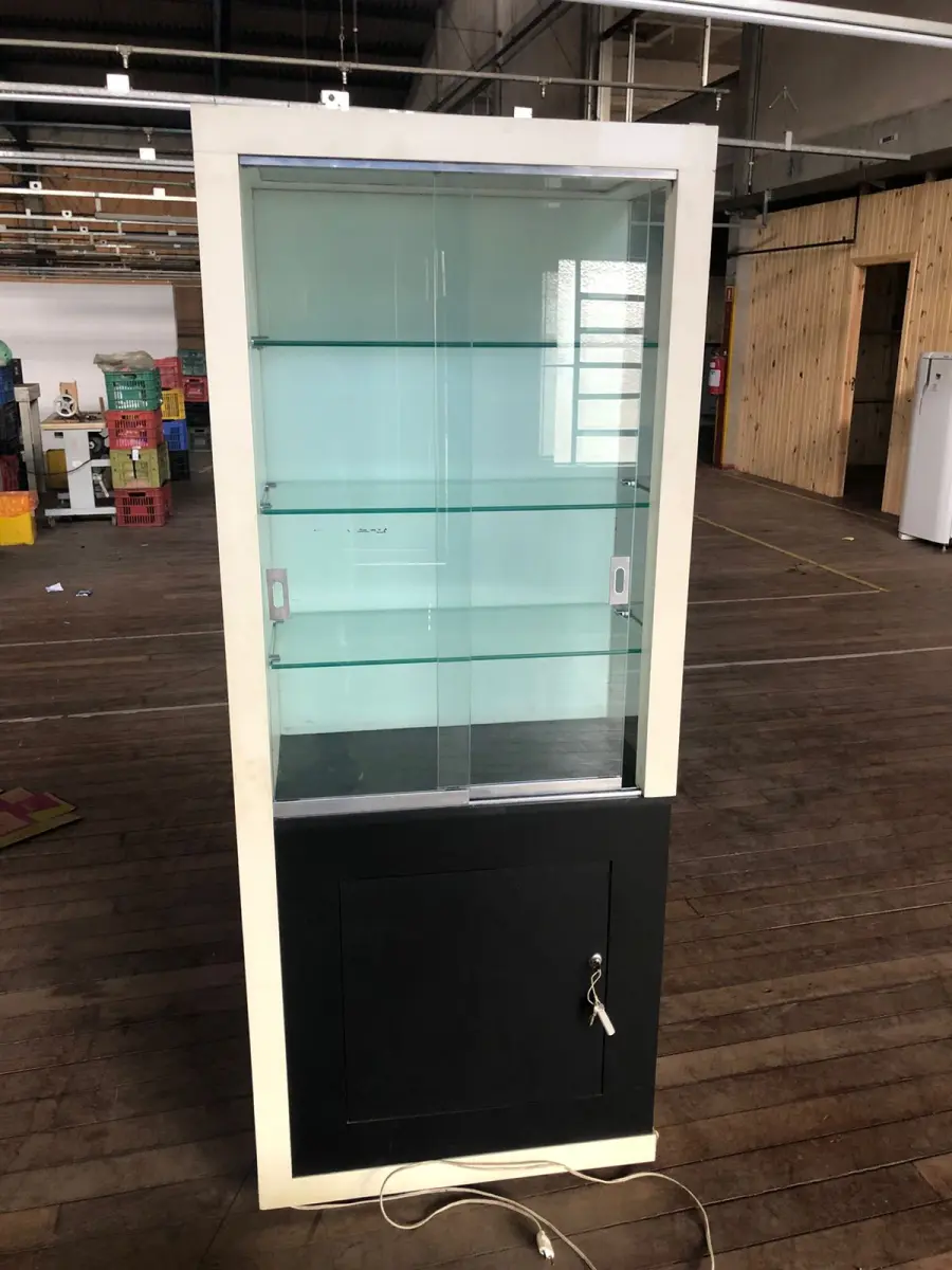 LOTE 128 - Armário porta de vidro