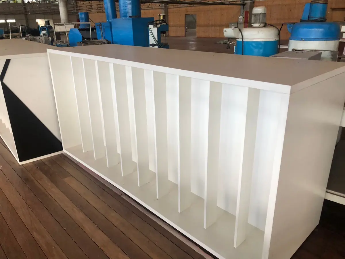 LOTE 215 - Lote de prateleiras brancas