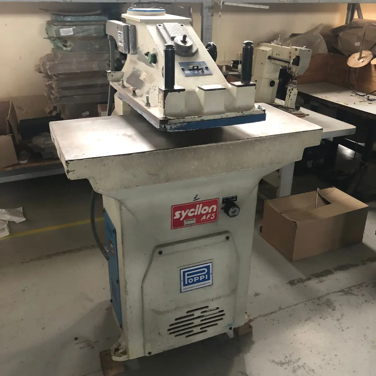 LOTE 100 - balancim de corte de couro hidraulico