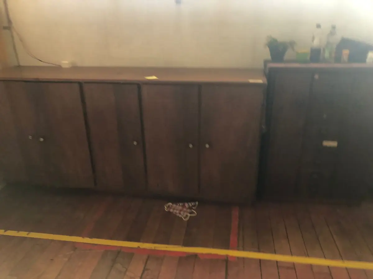 LOTE 243 - Lote de mesas, balcão   