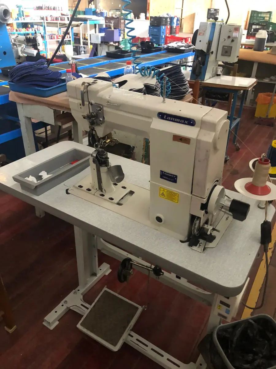 LOTE 138 - Máquina de costura