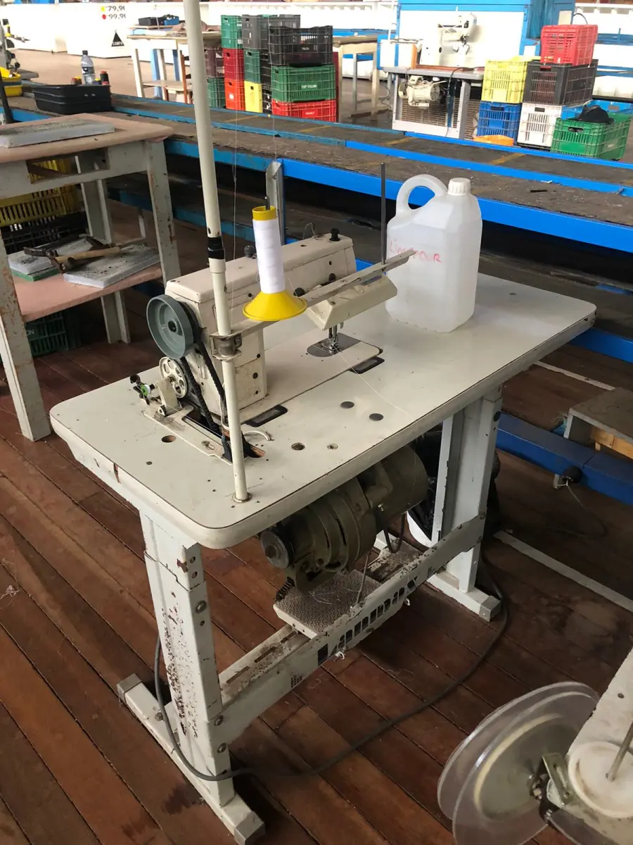 LOTE 179 - Máquina de costura
